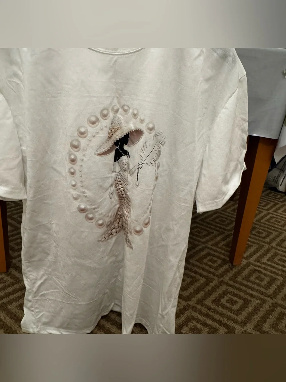 New Women in a Hat White Pearl Graphic Tee Size XL